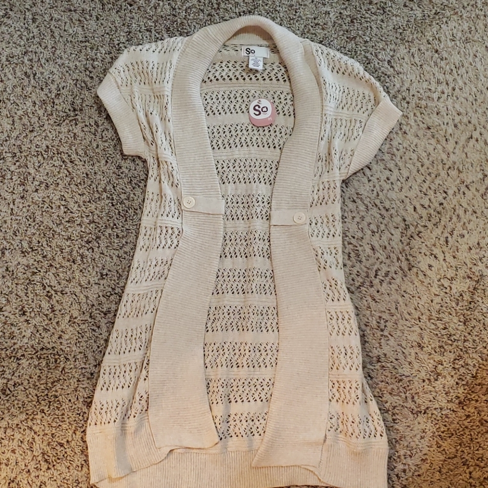 SO brand camel-colored short-sleeved knit sweater